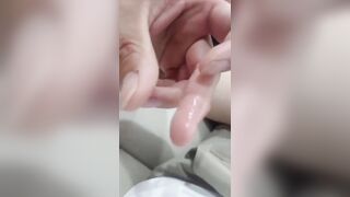 Bạn thân sang phòng chơi mà cứ đòi móc