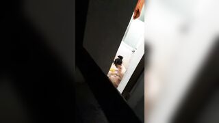 bé hàng xóm sinh viên năm nhất đi tắm mà không đóng cửa
