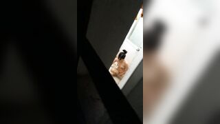 bé hàng xóm sinh viên năm nhất đi tắm mà không đóng cửa