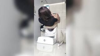 quay len chị nhân viên ngân hàng đi đái