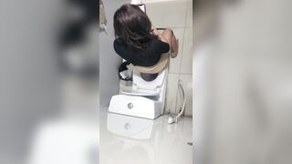 quay len chị nhân viên ngân hàng đi đái