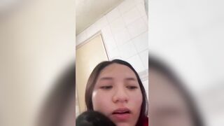 Chị họ 23 tuổi cho thằng em trai 18 tuổi đụ doggy trong nhà tắm.