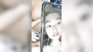 Cháu họ đang đụ nhau với dì út, thì call sex cho bạn gái xem cuộc đụ.