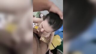Bắt dì họ bú cặc khủng làm nó sướng thì nó mới chịu đụ.