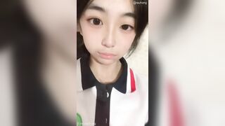Mới tí tuổi đã biết thủ dâm khoe hàng kiếm tiền 1