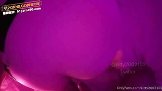 Kitty2002102, một phụ nữ trưởng thành ngực khủng đang quan hệ tình dục, liên tục nói