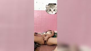 Thủ dâm cái lồn nhiều lông