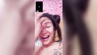 Móc lồn thủ dâm cho người lạ xem mặt em nó cũng dâm đãng