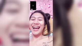 Móc lồn thủ dâm cho người lạ xem mặt em nó cũng dâm đãng
