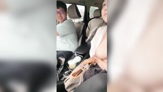 Vạch vú ra cho người lạ xem trên ô tô rồi đưa đi nhà nghỉ địt
