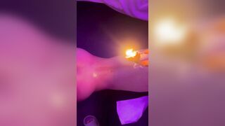 Em sugar baby thích bạo dâm bdsm nhỏ sáp nên vào người