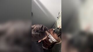 Cặp đôi nào đó chịch trong WC bị thằng bạn theo quay lénn