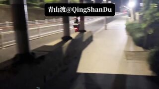 Khi đi đường đêm, gặp rừng cây nhỏ thì không妨 đa nhìn thêm chút, có thể có bất ngờ😌