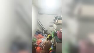 Quay lén 2 nhân viên trốn việc lén địt nhau trong kho