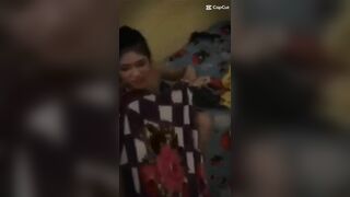 Em gái đang xem sex chuẩn bị THẨM DU và bị anh họ phát hiện vì quên khóa cửa và cáiết
