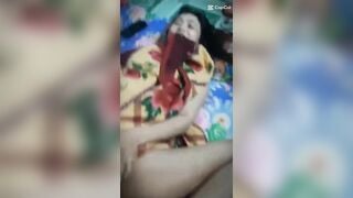 Em gái đang xem sex chuẩn bị THẨM DU và bị anh họ phát hiện vì quên khóa cửa và cáiết