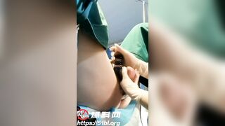 Tổng hợp cảnh Y tá hỗ trợ bệnh nhân nam khám phụ khoa