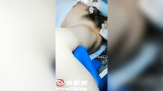 Tổng hợp cảnh Y tá hỗ trợ bệnh nhân nam khám phụ khoa