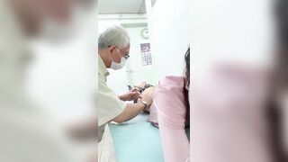 Ông bác sĩ già cố tình tiêm thuốc cho cô gái trẻ lâu, để nhìn mông cô ấy.