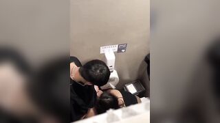 Dì cháu vào trung tâm thương mại tự nhiên dắt nhau vào toilet đụ.