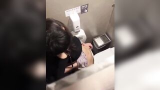 Dì cháu vào trung tâm thương mại tự nhiên dắt nhau vào toilet đụ.