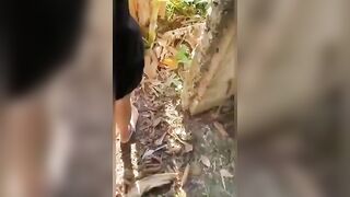 Chị họ với em trai bàn bạc nhau ra sau nhà rồi cả 2 lén lút đụ.