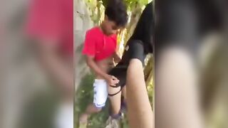 Chị họ với em trai bàn bạc nhau ra sau nhà rồi cả 2 lén lút đụ.