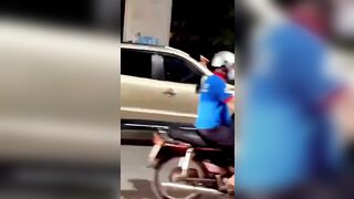 Em gái thất tình vì máu địt, trần truồng dạo phố trước ĐH Quốc Gia Cầu Giấy