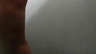 Quay trộm mẹ vợ tắm, thước phim quý như vàng