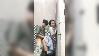 Hai chịiem sinh đôi lúc nào cũng nào cũng thân thiết với nhau, kể cả lúc hai đứa dậy