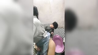 Hai chịiem sinh đôi lúc nào cũng nào cũng thân thiết với nhau, kể cả lúc hai đứa dậy