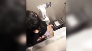 Lũ bạn thân địt nhau trong nhà vệ sinh bú cu địt nhau dâm đãng