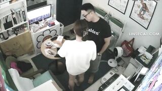 phòng bấm huyệt ế khách bác sĩ với y tá chịch nhau