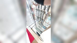 quay lén dưới váy mấy bé nhân viên thế giới di động
