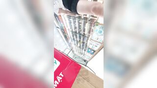 quay lén dưới váy mấy bé nhân viên thế giới di động