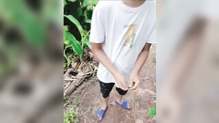 Bà dì nứng lồn mang thằng cháu mới lớn ra vườn chuối chịch nhau