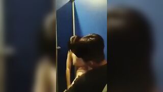 2 em học sinh lớp 12 tổng kết cuối năm học trong toilet bằng bú địt.
