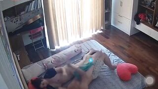 Mẹ kế kéo rèm để thông dâm với con chồng