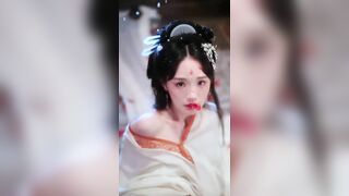 Cổ trang Trung Quốc này lạ lắm