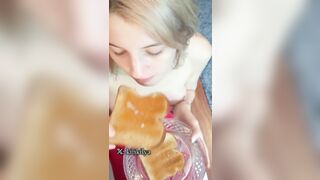 Mỗi con chó bẩn thỉu và ô uế đều có bữa sáng phù hợp với nó.