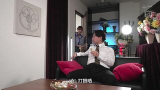Nhân viên Nhà hàng, Nhét sex toy Vào lồn, Đái ở nhà hàng Bị khách phát hiện lút cán