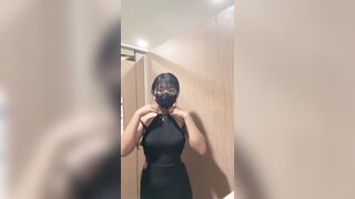 Dạo phố tranh thủ vào wc show vú cho các anh trên live xem cho đỡ vã