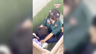 Bé học sinh thái lan lén địt nhau trong wc