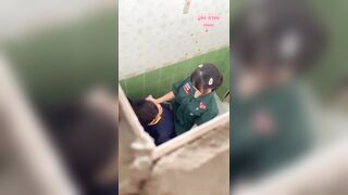 Bé học sinh thái lan lén địt nhau trong wc