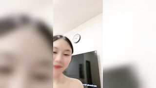 Chị gái trần truồng thủ dâm khi ở chung với đám bạn dâm