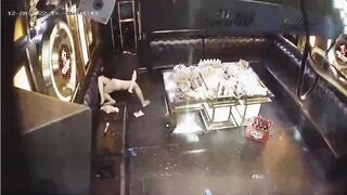 Hack camera khách chịch nhân viên karaoke