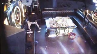 Hack camera khách chịch nhân viên karaoke