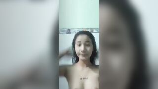 Gái teen khoe vú