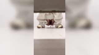 Quay lại wc nữ xem các em đái