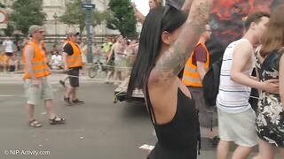 Public Bên tây, Khoả thân Khoe Vú Lồn Ở Phố đông người quay video